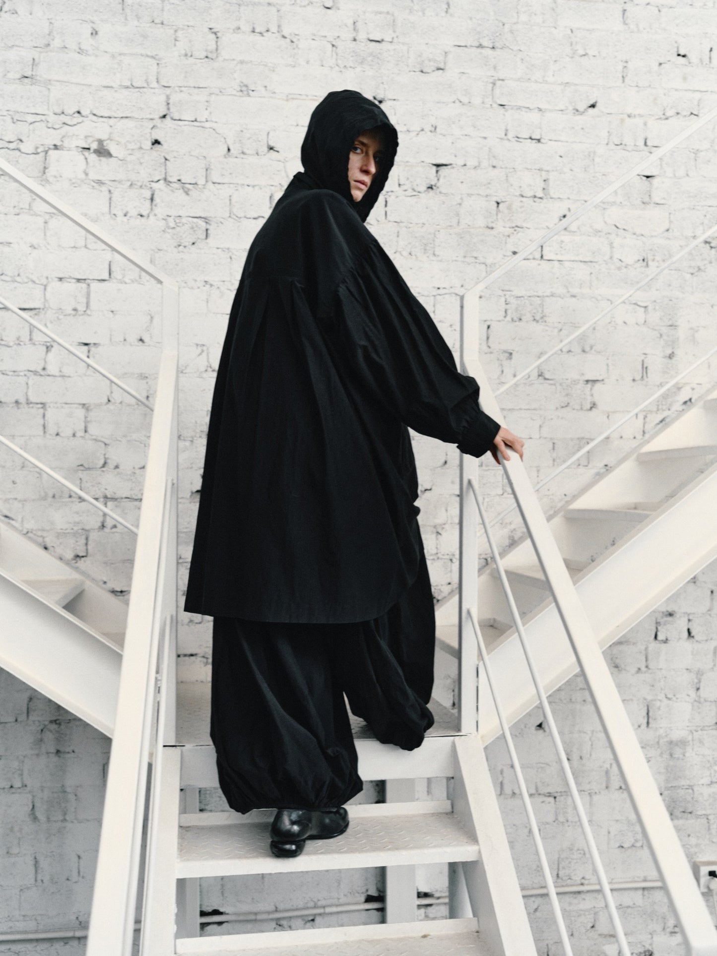 25春夏 水洗丝棉黑色连帽多褶风衣