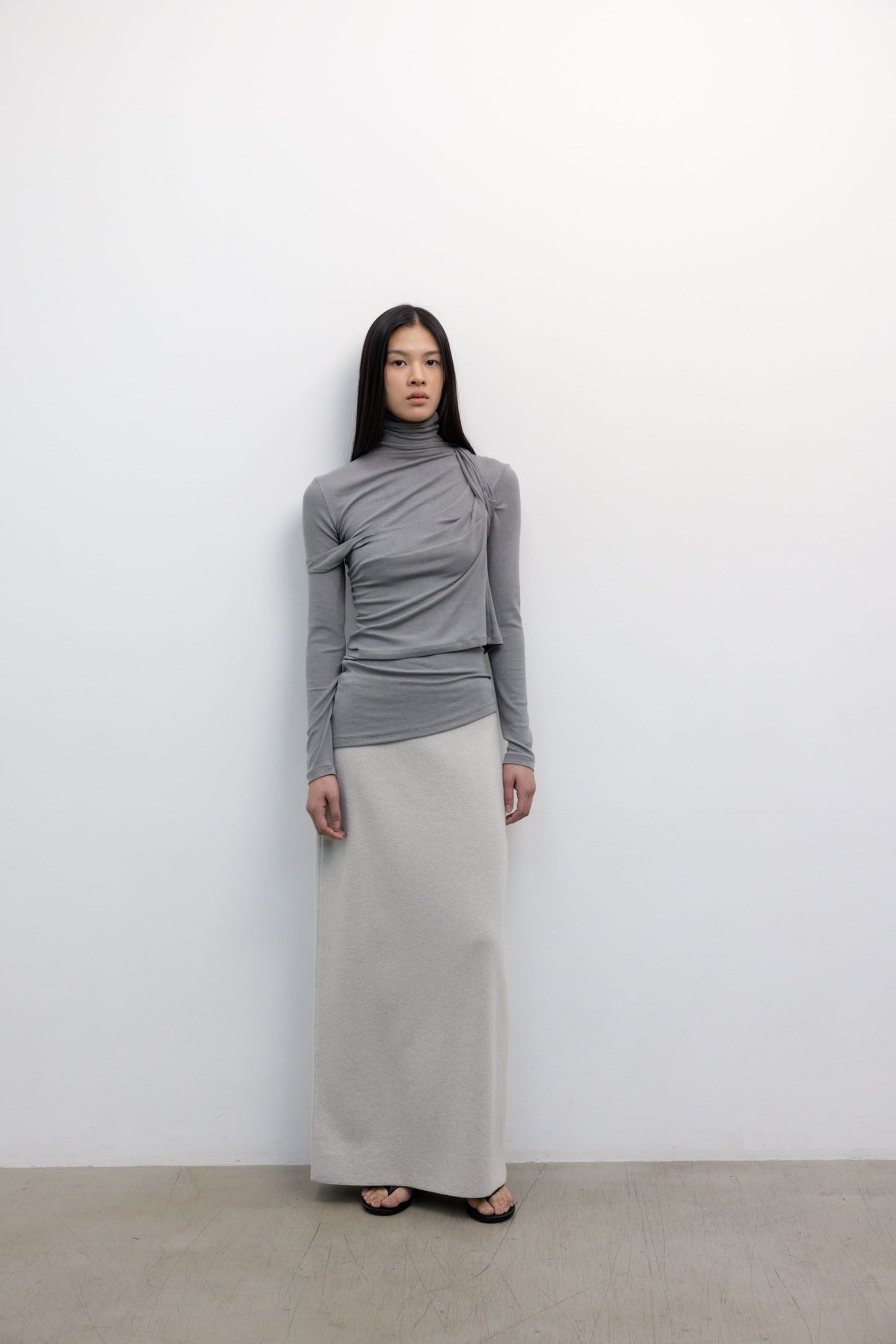 25早秋 ASYMMETRICAL TURTLENECK TOP