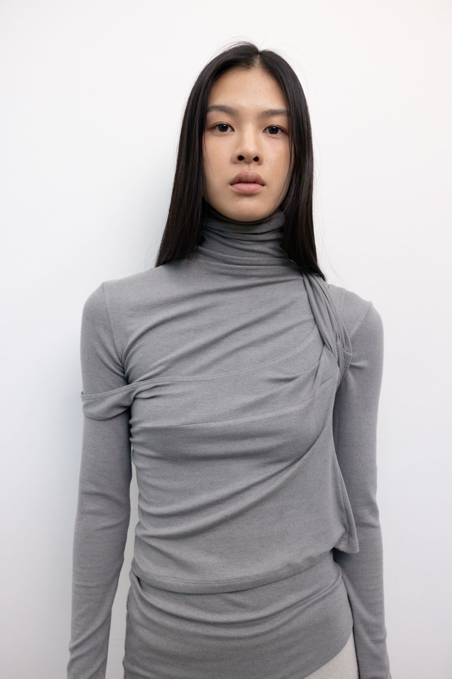 25早秋 ASYMMETRICAL TURTLENECK TOP
