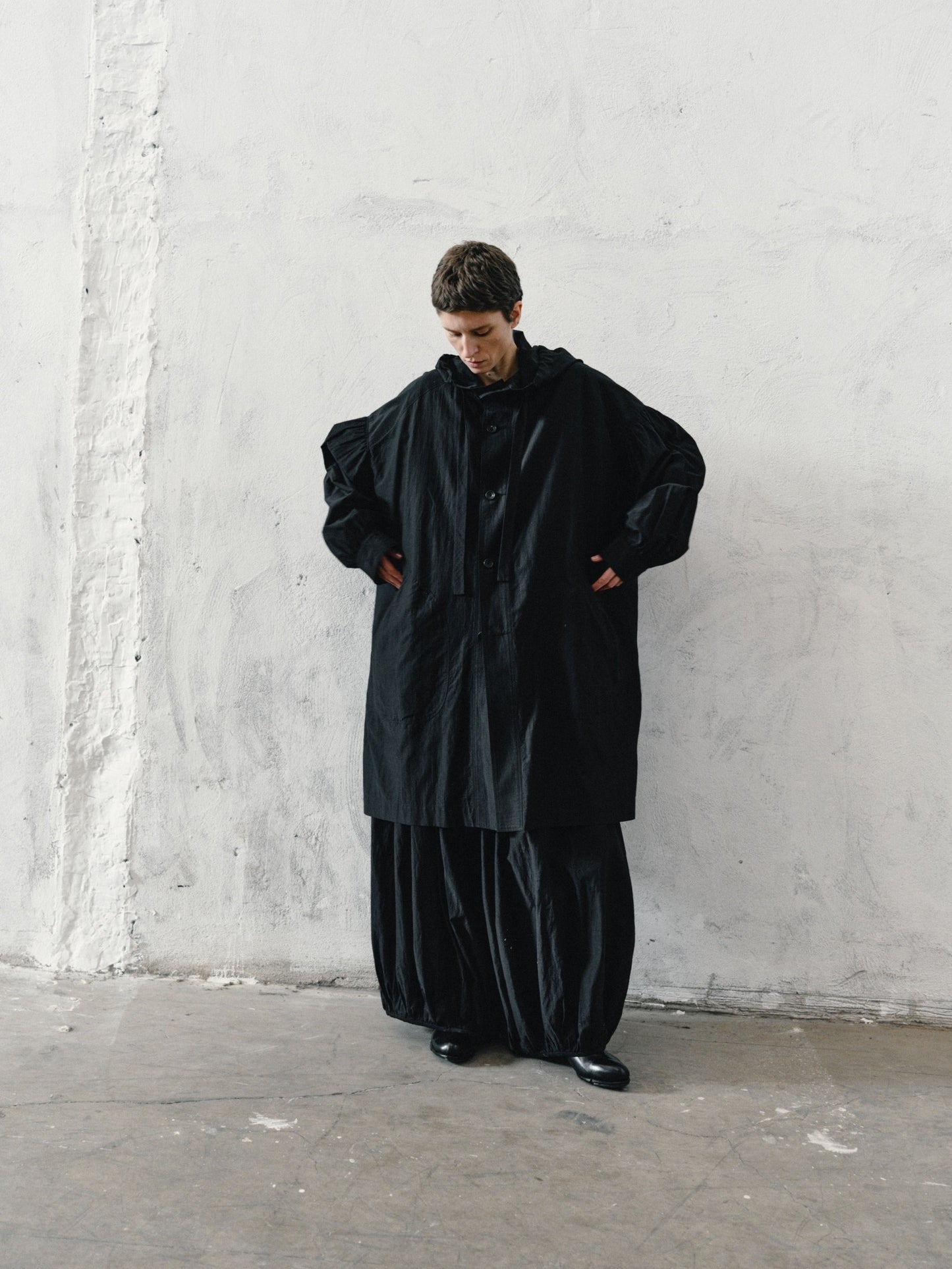 25春夏 水洗丝棉黑色连帽多褶风衣