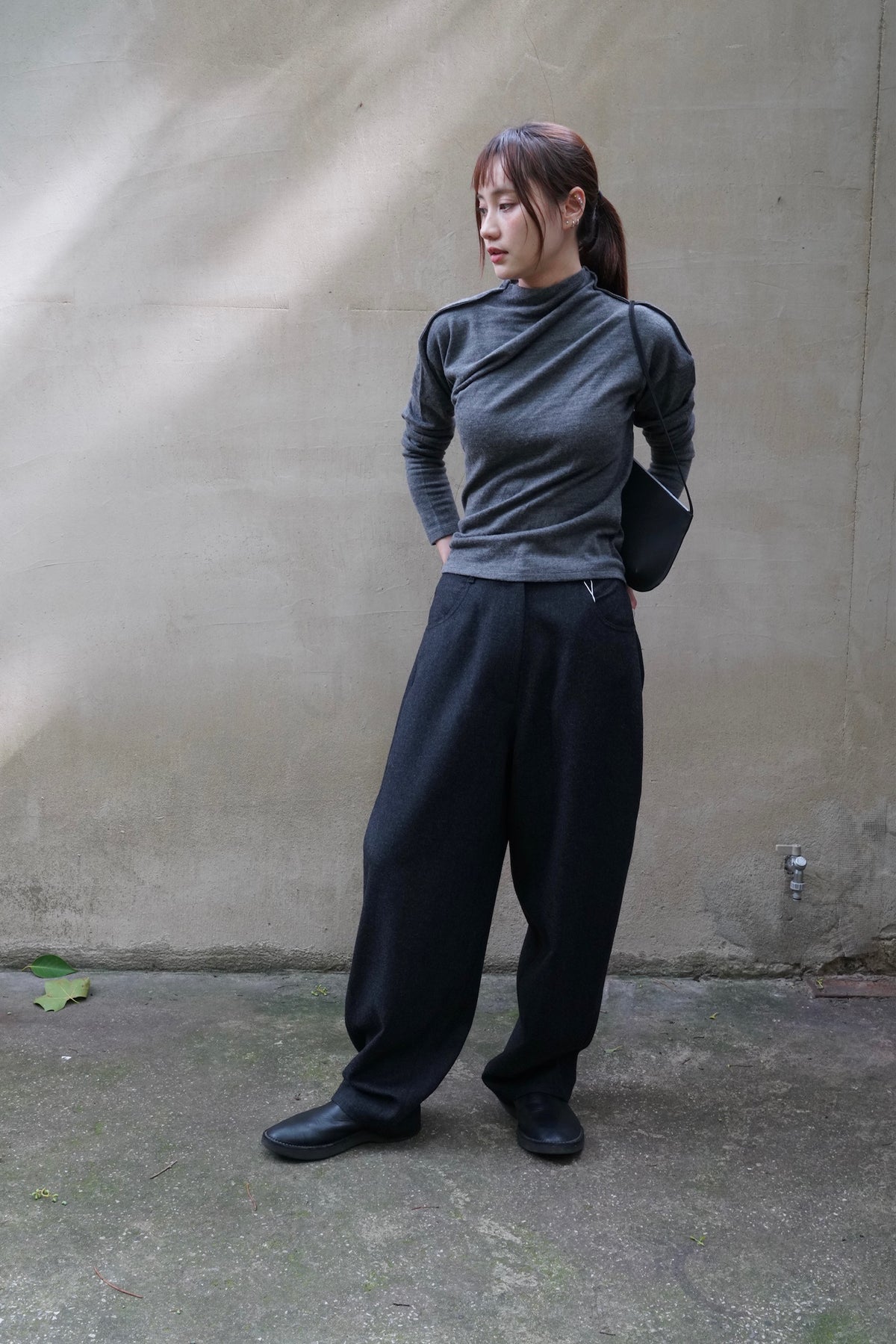 26早秋 WOOL CURVED TROUSERS